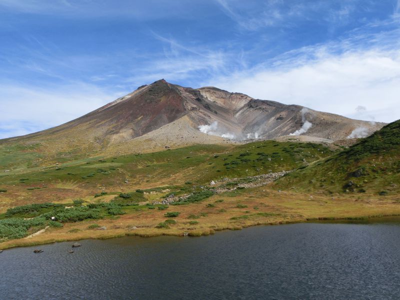 大雪山の絶景トレッキング 「草紅葉」と秘湯中の秘湯「中岳温泉」へ