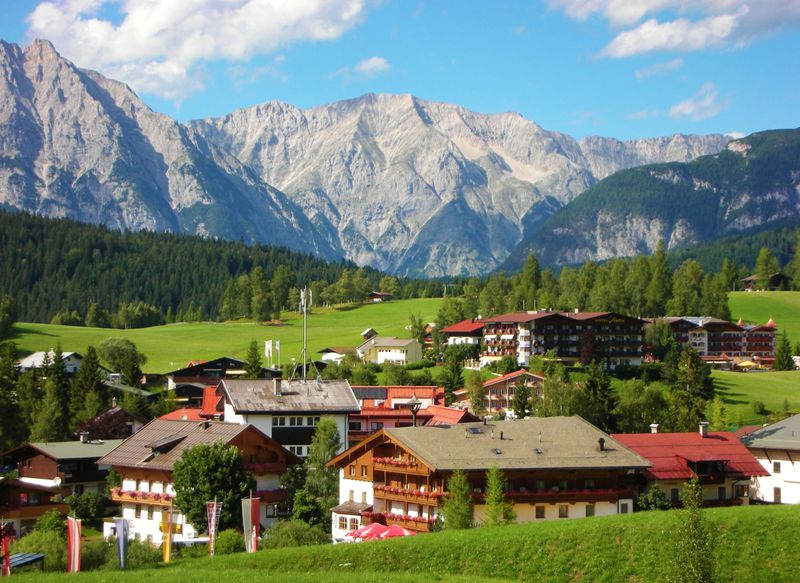 オーストリア・チロル地方のゼーフェルトで、雄大なアルプス山脈の自然と高原リゾートを満喫！