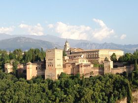 美しきアルハンブラ宮殿！スペインの古都グラナダでイスラム王国の栄華と絶景を楽しむ