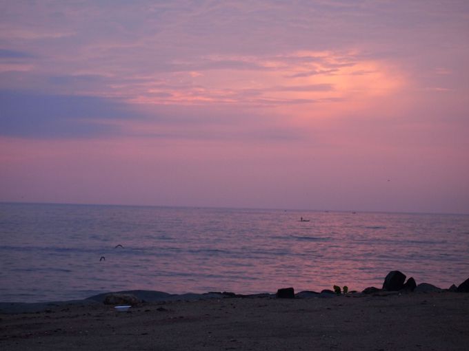 ベンガル湾の朝日を楽しむ