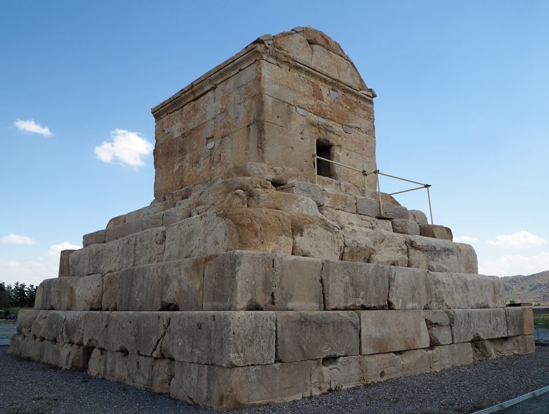 パサルガダエのキュロス2世墳墓は堂々たる建築物だった！