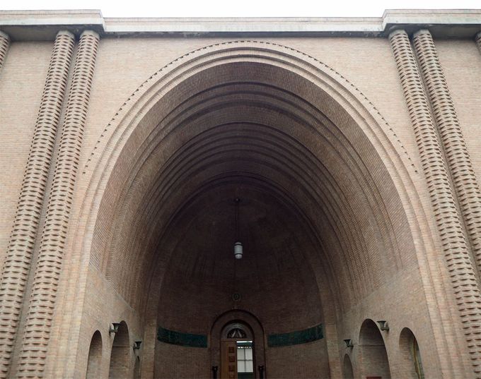 イラン考古学博物館本館のファサード