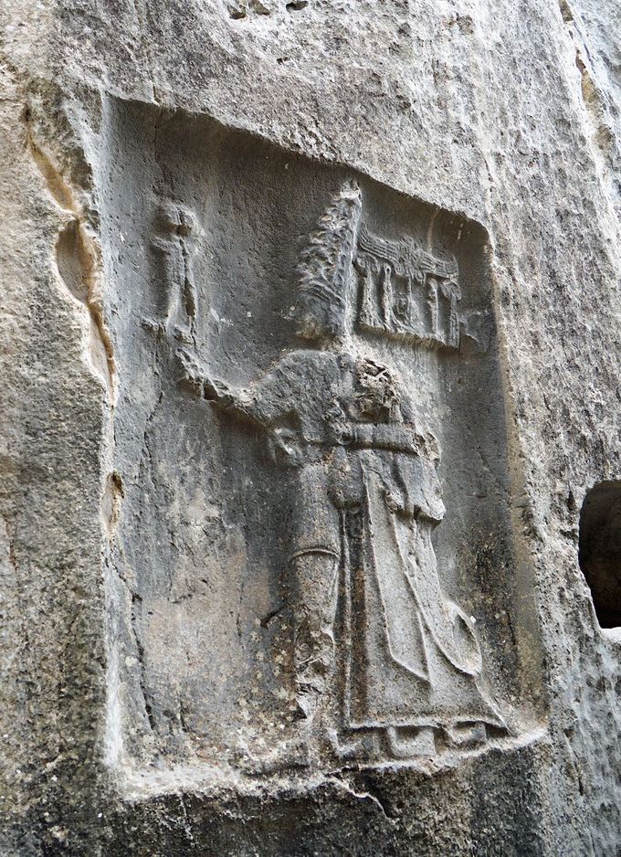 シャルマ神に抱かれるトゥドハリヤ4世の浮彫に驚く