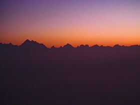 ネパールの景勝地「ナガルコット」で見るヒマラヤと月！