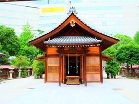 福岡・天神の街中の意外なオアシス「警固神社」で足湯も堪能