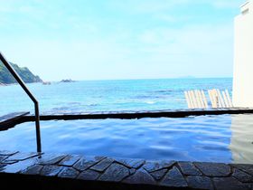 目の前はすぐ海！島根「荒磯館」露天風呂からの真っ青な海と夕陽が美しい