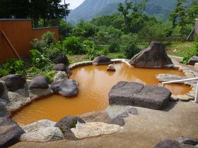 ダムの底に沈んだ小学校を再現!?　秋田の山奥で見つけたオレンジ色に輝く保温効果抜群の温泉・南玉川温泉