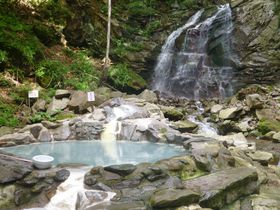 自然の森、滝、川に囲まれたワイルドな露天風呂「網張温泉仙女の湯」