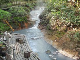 なんと川が天然の足湯！足湯を楽しむ温泉旅行なら登別温泉がオススメ！