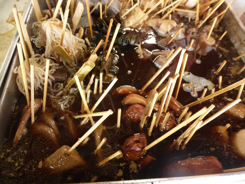 食べてみて!「静岡おでん」黒はんぺんに串刺しスタイルが特徴的 | 静岡県 | トラベルjp 旅行ガイドのサムネイル画像