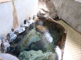足元湧出のアルカリ性温泉が沸く　岡山・奥津温泉「東和楼」