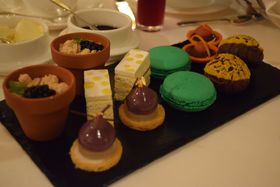 �����h���u�z�e���E�J�t�F���C�����v�̃A�t�^�k�[���e�B�[�ŉؗ�Ȏ�����̋L���T���l�C��