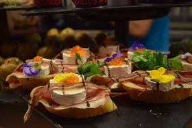 ���E��̔��H�̊X�I�T���E�Z�o�X�e�B�A���̃o���ŐH���|��̋L���T���l�C��