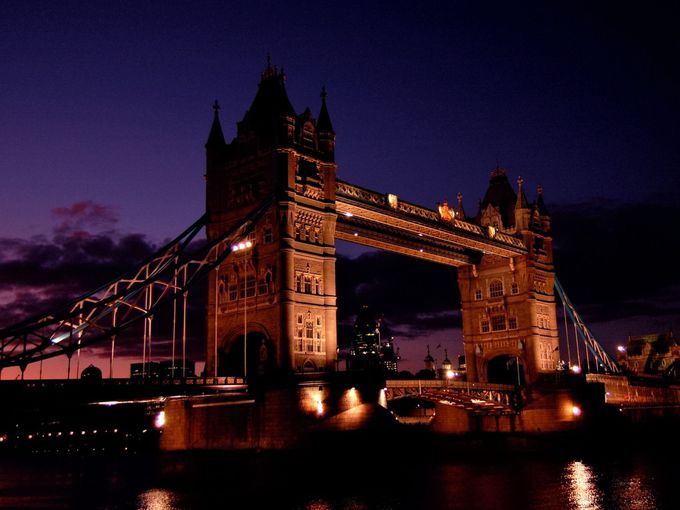 ロンドンの夜を飾る、美しき橋