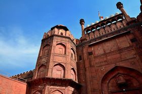 �u�n��̓V���v��搂�ꂽ�s�郉�[���E�L���[�i�f���[�j�ɁA���K���鍑�̔ɉh������I�̋L���T���l�C��