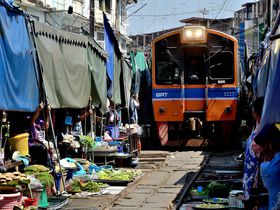 ギリギリすぎる！タイに電車が通る市場が！メークロン線路市場へはバンコクから日帰りで