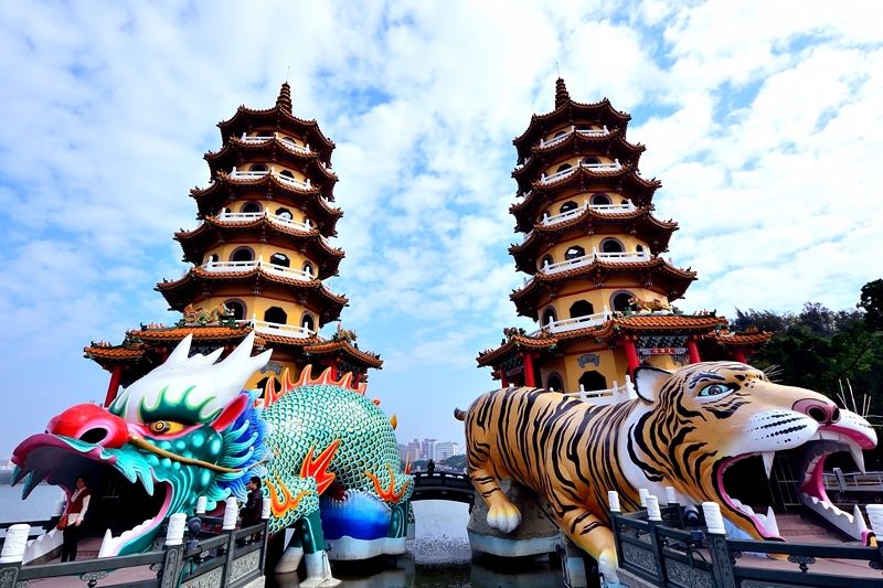 龍から入って虎から出る 台湾南部 高雄の 龍虎塔 を昼も夜も楽しもう 台湾 Lineトラベルjp 旅行ガイド