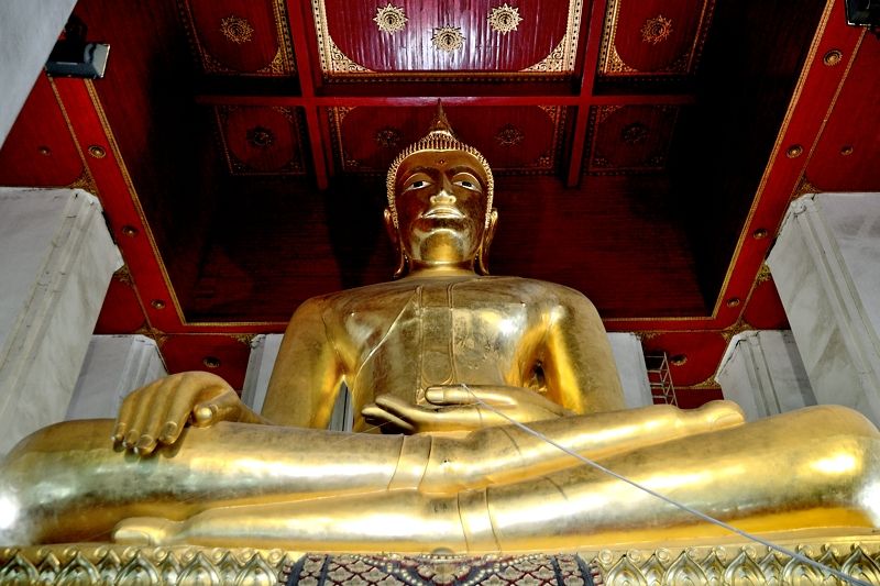 タイ最大の仏像が必見！「ウィハーン・プラ・モンコン・ボーピット」