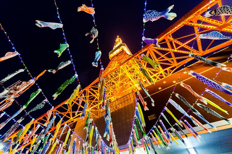 ライトアップに輝く東京タワーと鯉のぼりの共演！