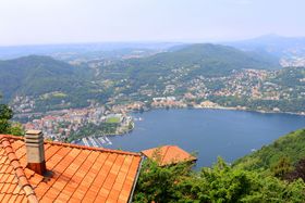 �R���΂���]�I�k�C�^���A�̊X�u���i�[�e�Ő�i�E�H�[�L���O�̋L���T���l�C��