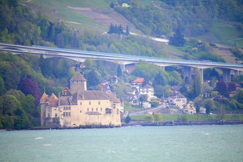 レマン湖の宝石！スイス随一の名城シヨン城を訪ねて