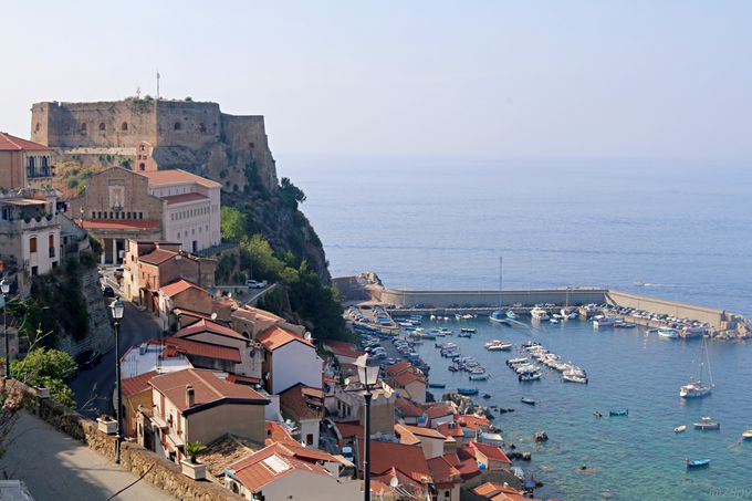 対岸のシチリア島が見える街シッラと「カステロ・ルッフォ」