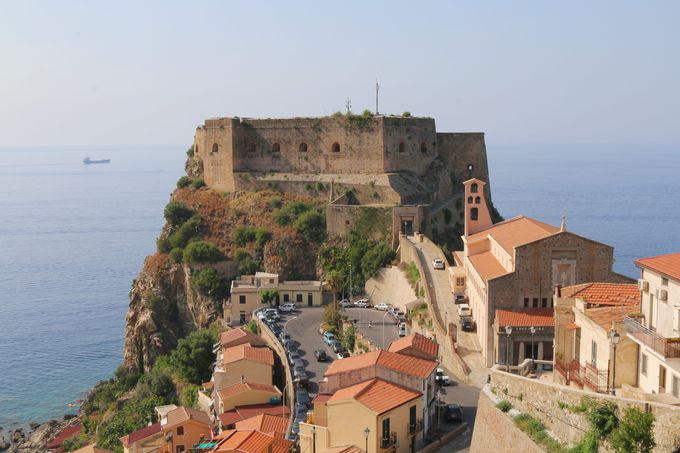 対岸のシチリア島が見える街シッラと「カステロ・ルッフォ」