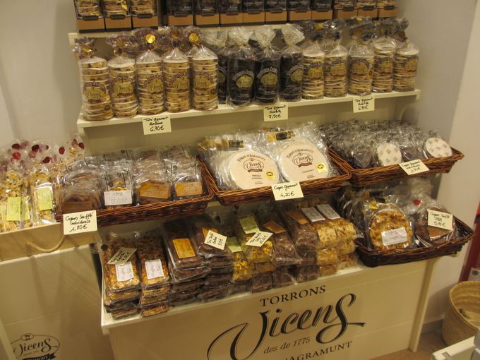 スペインのクリスマス菓子やチョコレートが有名な「VICENS」