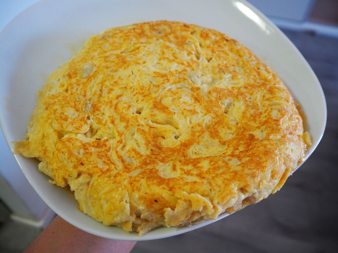 スペイン風オムレツの作り方：卵を合わせてひっくり返して完成！