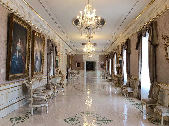 ネオ・クラシック様式の優雅な廊下