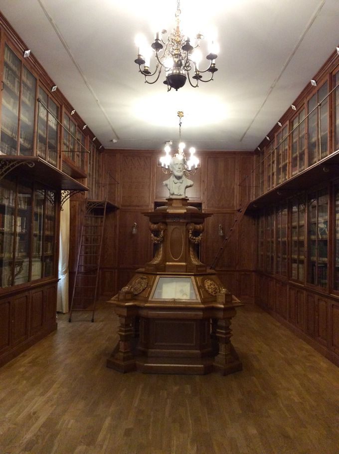 荘厳な「セラノ・モラーレス図書室」も見応えあり