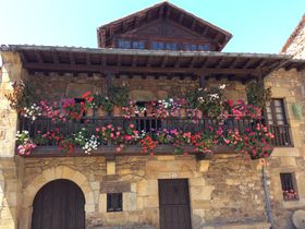 スペイン北部のバルコニーから花溢れる美しい村「リエルガネス」