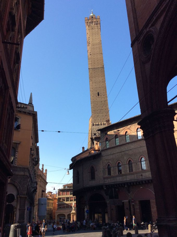 ボローニャの斜塔「ガリゼンダの塔」の傾きを楽しみましょう！