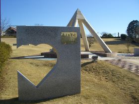 ���l�̐��n�I�}�ԂŃX�}�z�Ў�ɉ����с� �X�ɂ͉B��n�[�g���I�̋L���T���l�C��