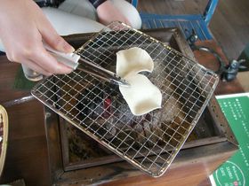 手火鉢deおせんべい焼き体験！筑波山のカフェ「日升庵」