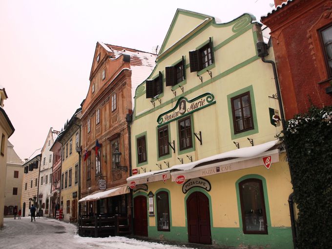 冬のライトアップが見事 チェコの世界遺産チェスキー クルムロフ チェコ Lineトラベルjp 旅行ガイド