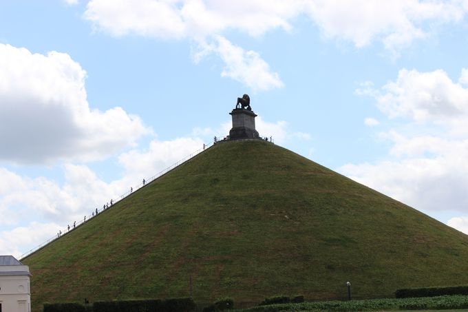 ワーテルローに聳える「ライオンの丘」より、かつての古戦場に思いをはせる
