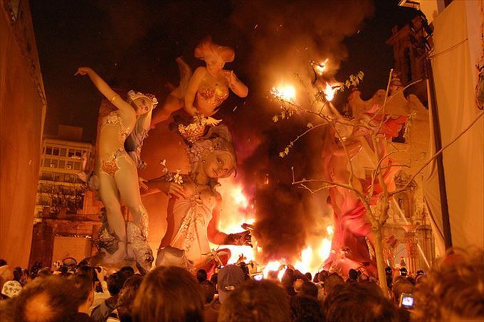 鳴り響く爆竹、燃え上がる炎！大迫力のバレンシアの火祭り