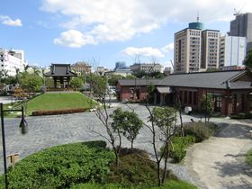 台北の市街地に出現した緑豊かなオアシス「西本願寺広場」