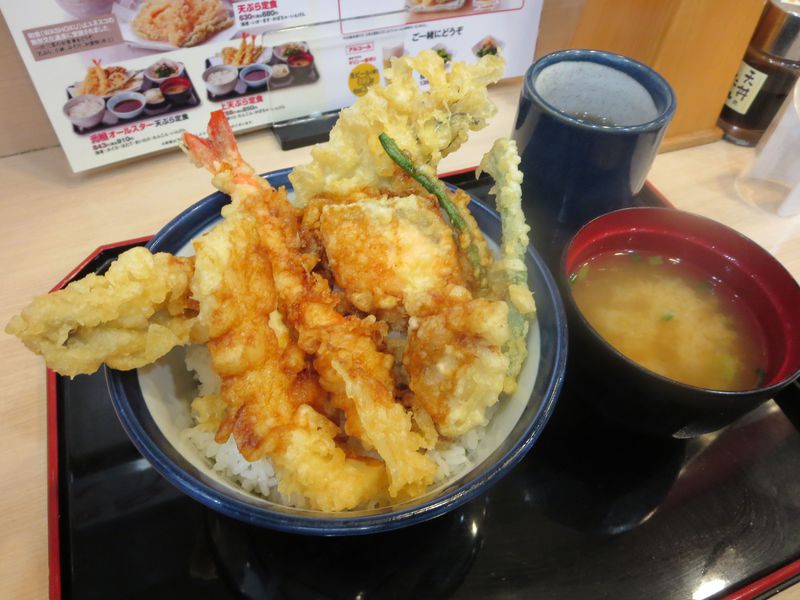 海のお宝が天ぷらになって勢ぞろい「海宝天丼」