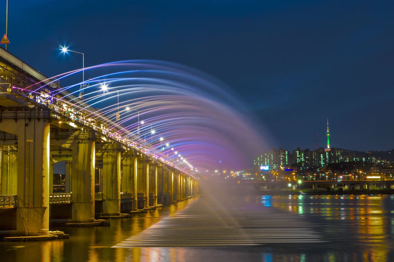 橋から噴き上がる噴水がロマンチック！ソウル「月光虹噴水」