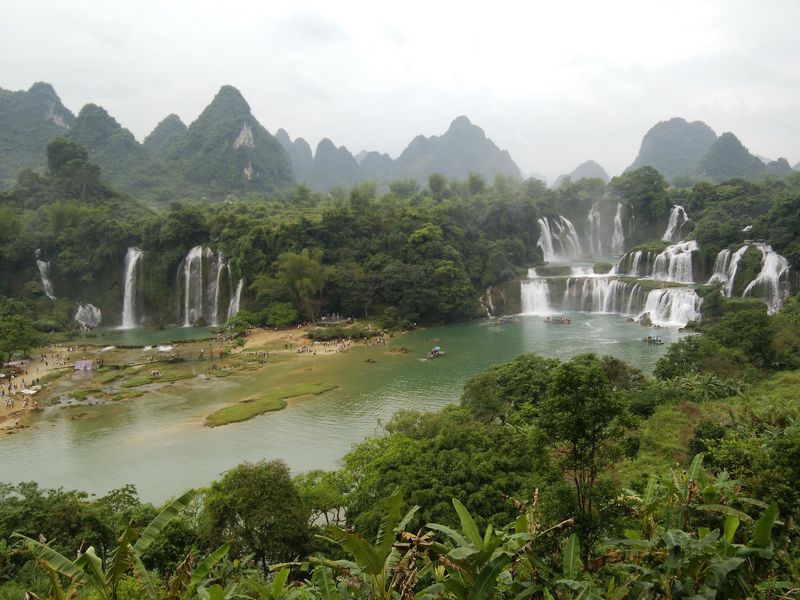 中越国境沿いの「徳天跨国大瀑布」は圧倒的スケールの大滝！