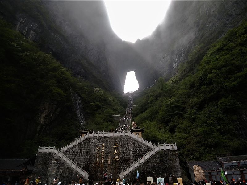 スリル満点！中国、張家界の名山「天門山」は断崖絶壁にガラス道！？