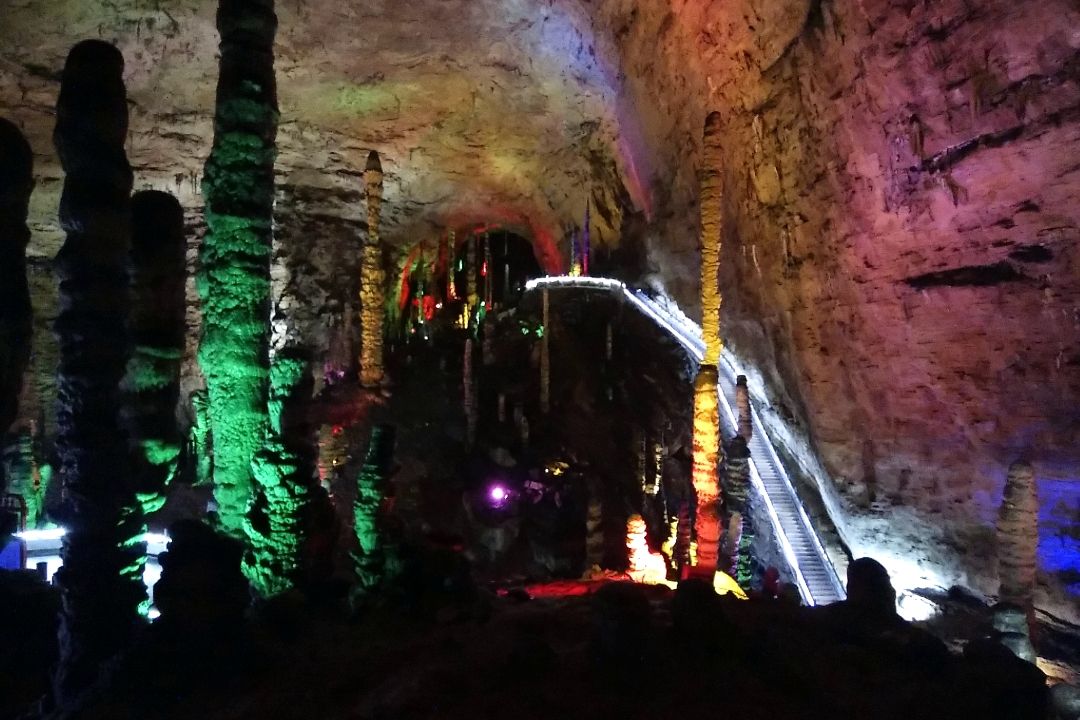 中国・張家界の黄龍洞はド派手にライトアップされた異次元空間 | 中国