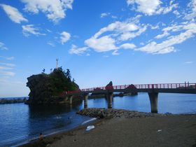 新潟県「弁天岩」は日本海に浮かぶ恋する灯台