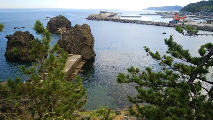 新潟県 弁天岩 は日本海に浮かぶ恋する灯台 新潟県 トラベルjp 旅行ガイド