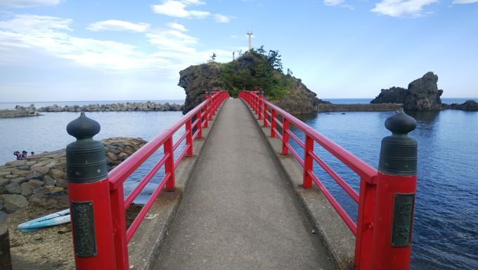 新潟県 弁天岩 は日本海に浮かぶ恋する灯台 新潟県 トラベルjp 旅行ガイド