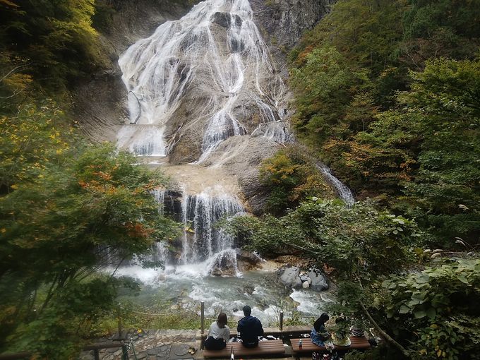 石川県・白山麓の蛇谷園地は大滝、温泉、噴泉塔とみどころ満載