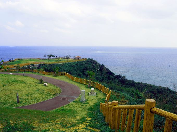 絶景の海と空が眺める「知念岬公園」