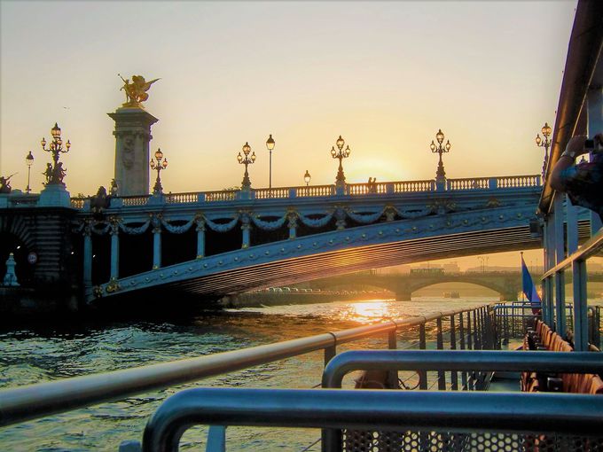 パリ セーヌ川クルーズ完全ガイド 必見は最も美しい橋と塔 アレクサンドル３世橋 エッフェル塔 フランス Lineトラベルjp 旅行ガイド